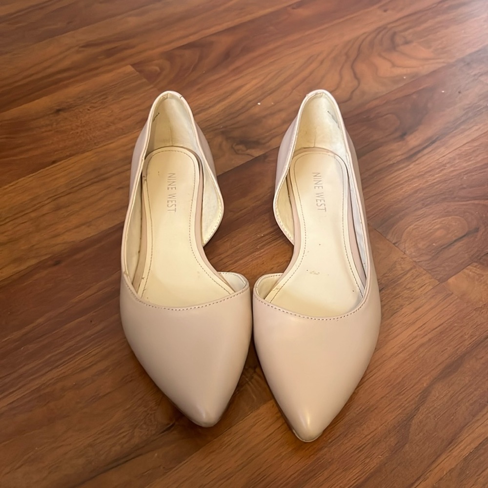 Nine West pointed toe ballet flats in nude pink. Size 6
